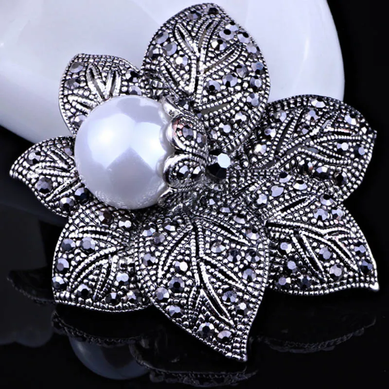 Blucome Vintage Flower Brooch Pin For Women Party Gifts Shiny Pearl Brooches Women Vintage Wedding Hijab Scarf Pin Up Buckle
