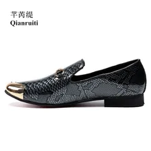 Деловые мужские туфли из лакированной кожи; Лоферы без застежки с металлическим носком золотистого цвета; модная повседневная обувь на плоской подошве с принтом змеиной кожи