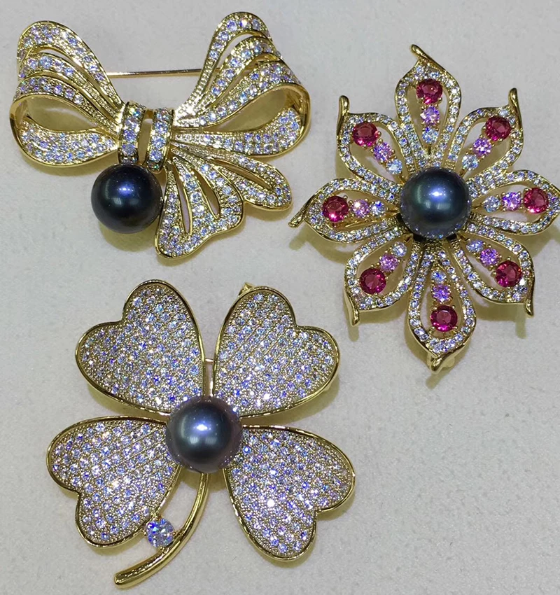 Brooch GHI