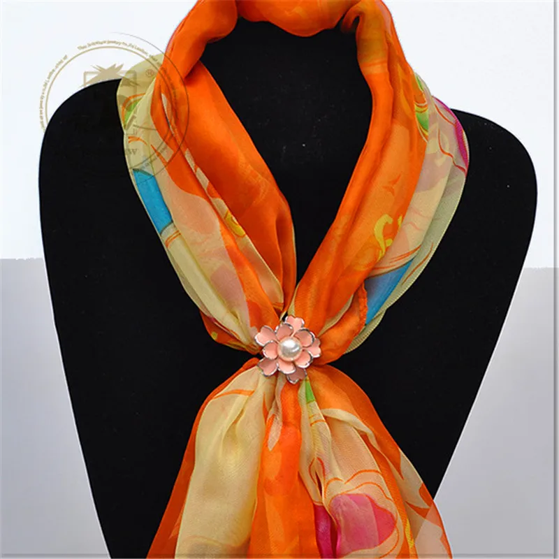 

Women Silk Scarf Buckle Shawl Ring Clip Pearl Flower Tricyclic Scarves Fastener Lapel Pins Wedding Brooch Jewelry Fashion Gift