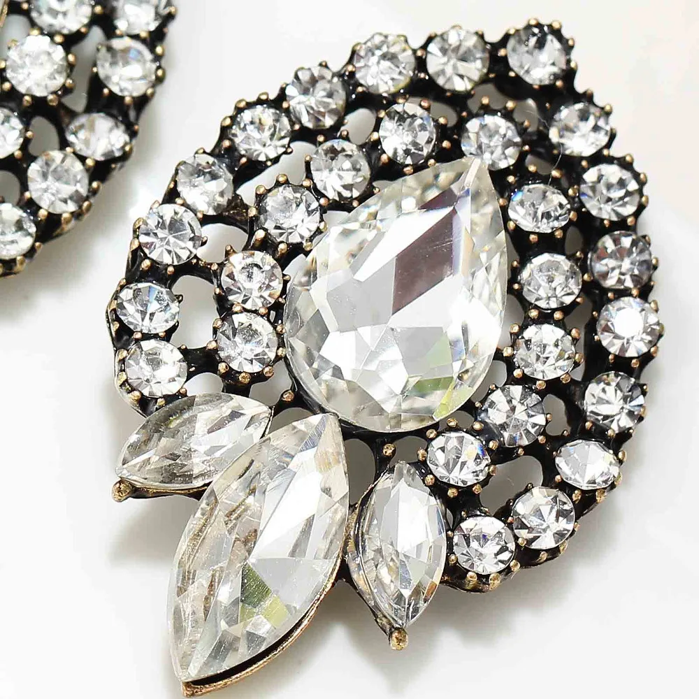 

Elegance White Crystal earring Women's fashion earrings New arrival brand sweet metal with gems stud for women girls E651