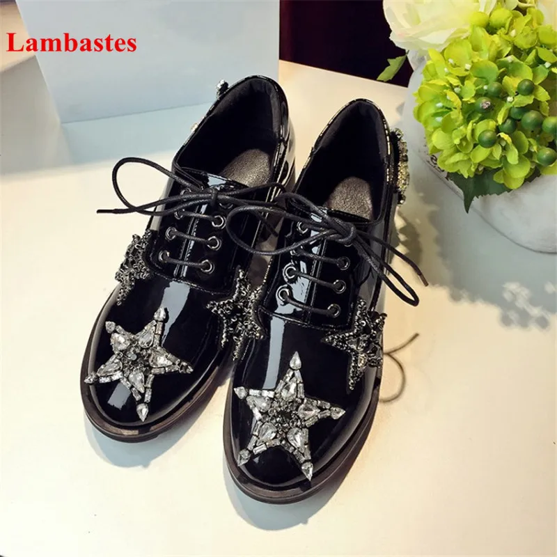 

2019 Spring Sneakers Women Retro Crytal Star Designer Brogue Shoes Patent Leather Lace Up Casual Shoes Women Zapatos de Mujer
