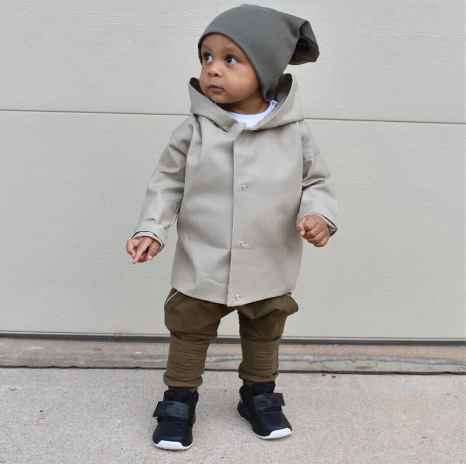 Модное пальто с капюшоном и длинными рукавами для маленьких детей; пальто с буквенным принтом для маленьких мальчиков; Верхняя одежда; куртка для детей 0-24 месяцев