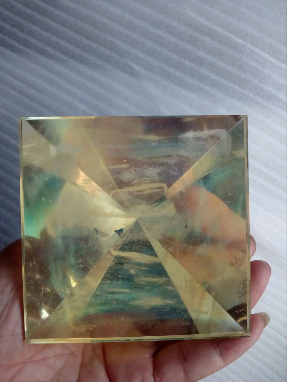 

smelting yellow quartz crystal pyramid