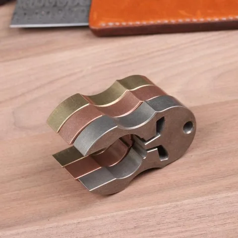 Multi-função ao ar Bronze de Titânio Abridor de Máscara Ferramenta Livre Acampamento Viagem Auto-defesa Chaveiro Edc