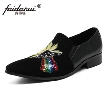 Большие размеры; черные блестящие мужские лоферы с острым носком без застежки из коровьей замши; удобная мужская Свадебная обувь для подиума; SL94