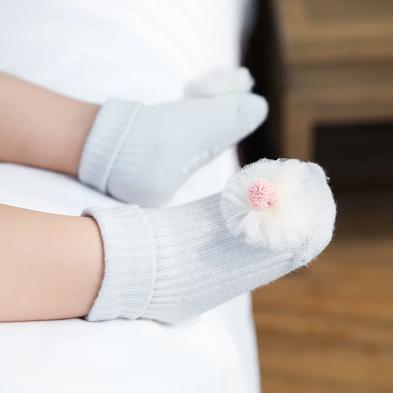 Хлопковые носки для малышей нескользящие носки для малышей с милым объемным цветком и бантом для маленьких девочек, носки-тапочки для новорожденных 0-18 месяцев