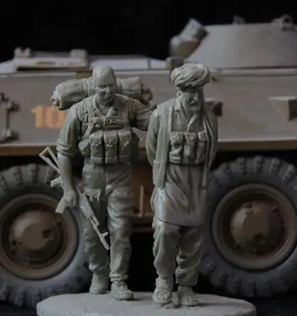 

1/35 Scale Unpainted Resin Figure Modern Russian and captive