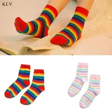 KLV/1 пара; женские длинные носки для девочек; сезон зима-осень; повседневные эластичные мягкие хлопковые носки в радужную полоску с сердечками