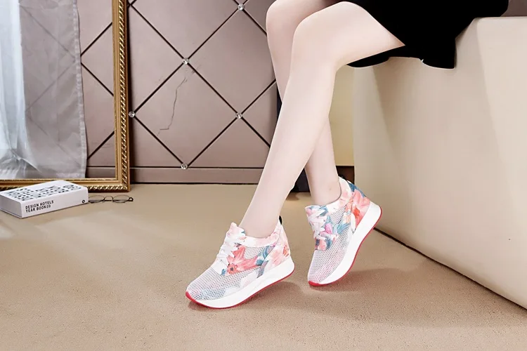 Новая женская повседневная обувь на скрытом каблуке, модная камуфляжная обувь на платформе со шнуровкой и цветочным принтом, женские кроссовки на танкетке, увеличивающие рост