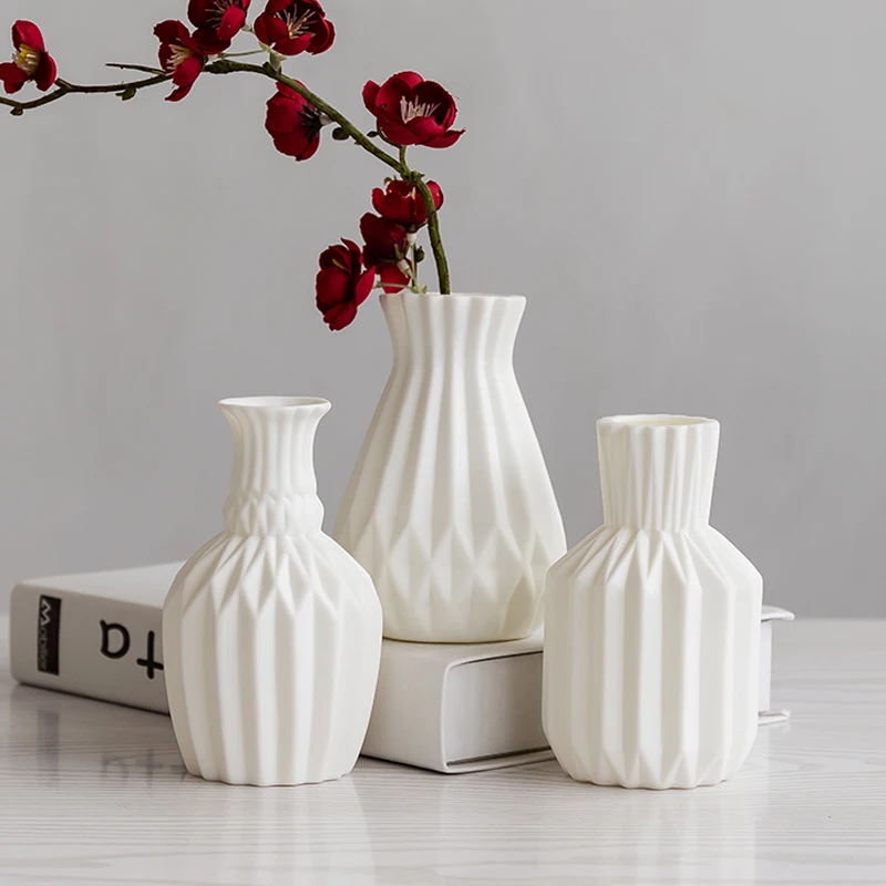 Goedkoop Creative Mini Witte Keramische Vaas China Jingdezhen Geschenk Decoratie Desktop Keramische Eenvoudige Vaas Woondecoratie Accessoires