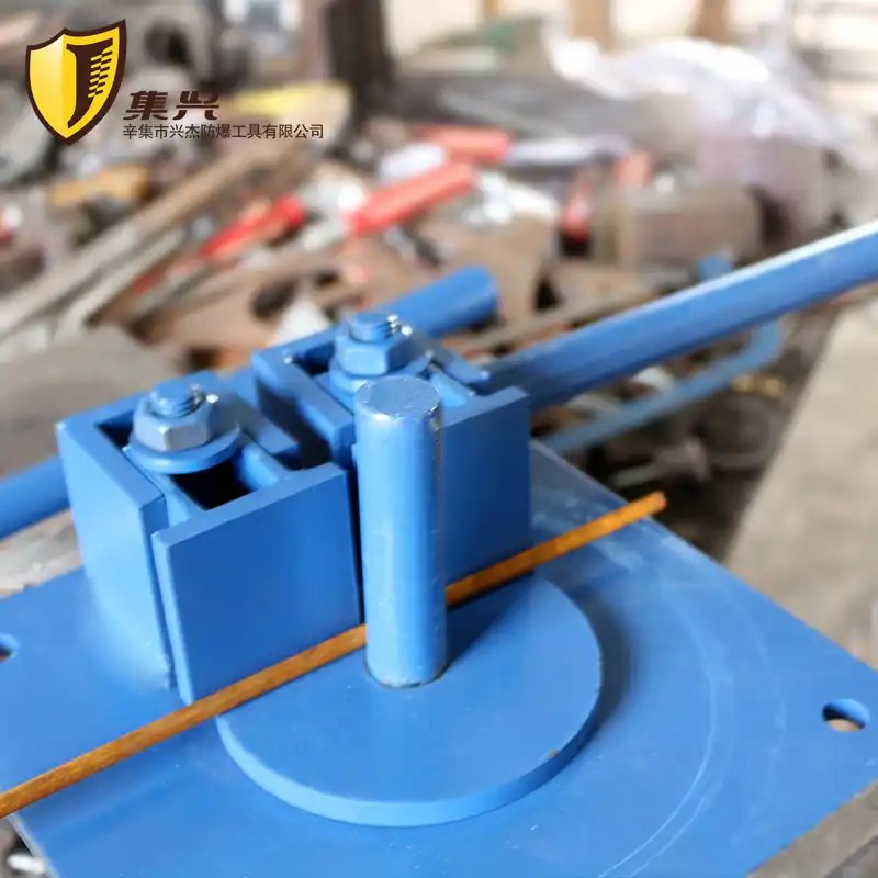 Round steel bending machine, steel bending device, wire rod manual