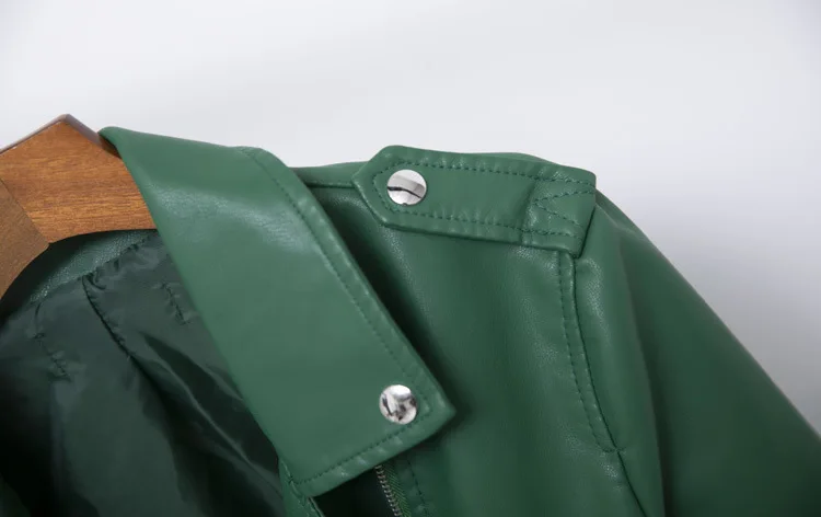 Зеленый Красные, черные короткие кожаная куртка для женщин 2019 Cclassic нагрудные поясом Дамы PU кожаные пальто на молнии куртка Бомбер