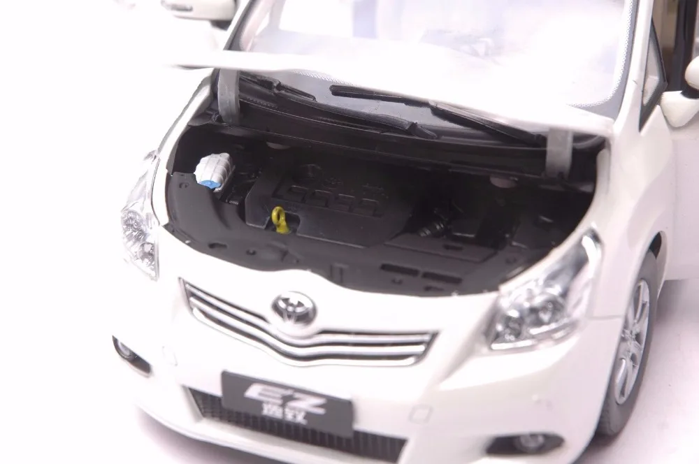 Toyota EZ Verso car model in scale 118 (4)
