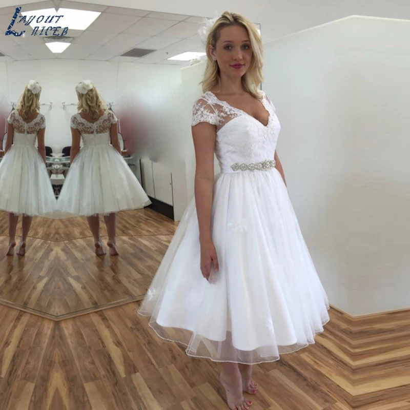 

SHJ679 White Short Sleeve Short Tulle Wedding Dresses 2019 Zipper Lace Wedding Gown Plus Size V-neck A-Line Vestido De Noiva