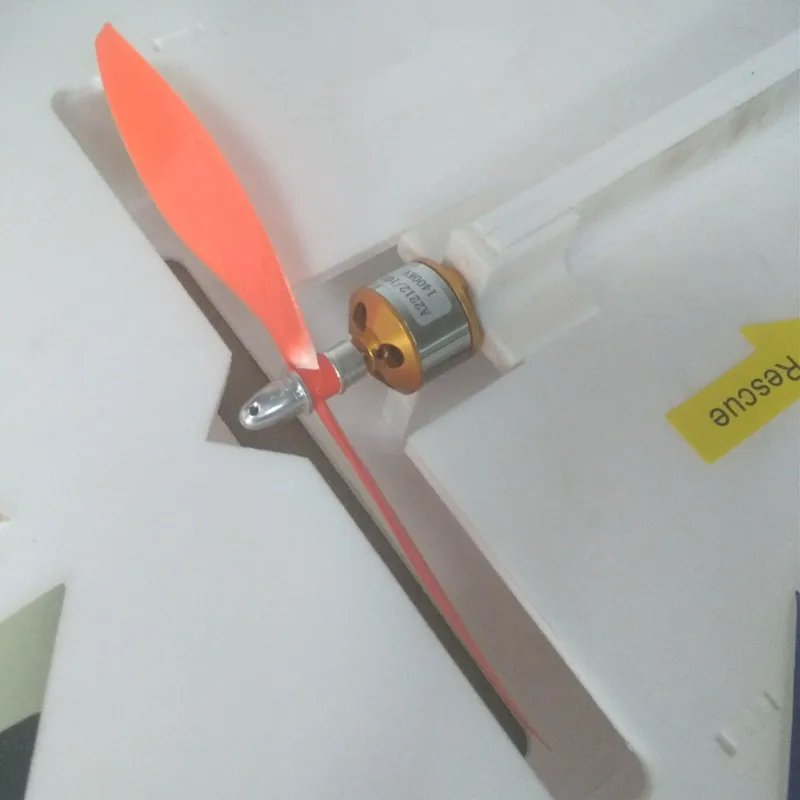 Support moteur A2212 installé sur un bras de drone UAV FPV, avec le moteur fixé et les câbles branchés.