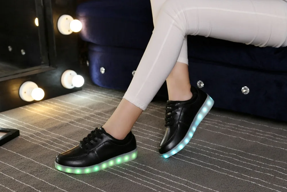 Новинка года; детская обувь для мальчиков и девочек с зарядкой от USB; Светодиодный светильник; Светящиеся кроссовки; повседневная обувь с кружевом; спортивная детская обувь унисекс