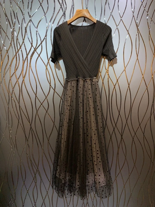 

2019 New Women's V-neck Knitted Spliced Mesh Yarn Type A Pendulum Short Sleeve Dress 625 for Summer