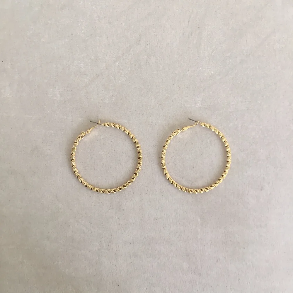 

Trendy spiral textured medium hoop earring
