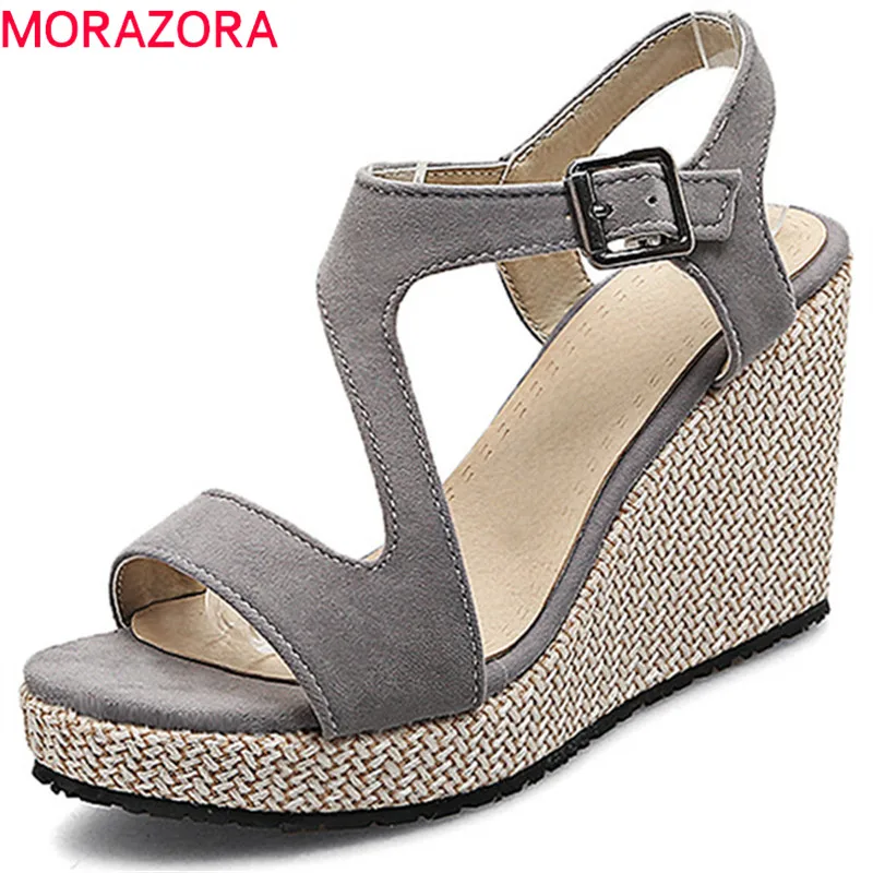 comprar MORAZORA 2018 novos chegada mulheres sandálias rebanho simples fivela sapatos de verão cunhas de salto alto sapatos peep toe confortável elegante