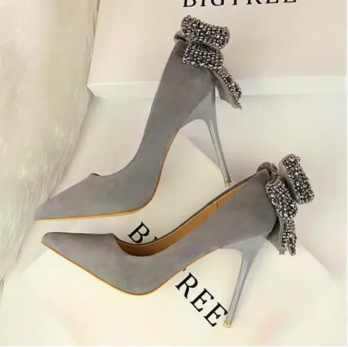 Женские Элегантные неглубокие свадебные туфли со стразами и бантом-бабочкой; модные женские туфли-лодочки в Корейском стиле; однотонные туфли из флока на высоком каблуке с острым носком - Цвет: Серый