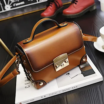 

The 2018 new ladies' fashionable and simple retro English bellows type rivet is decorated with lock bag, leather shoulder bag
