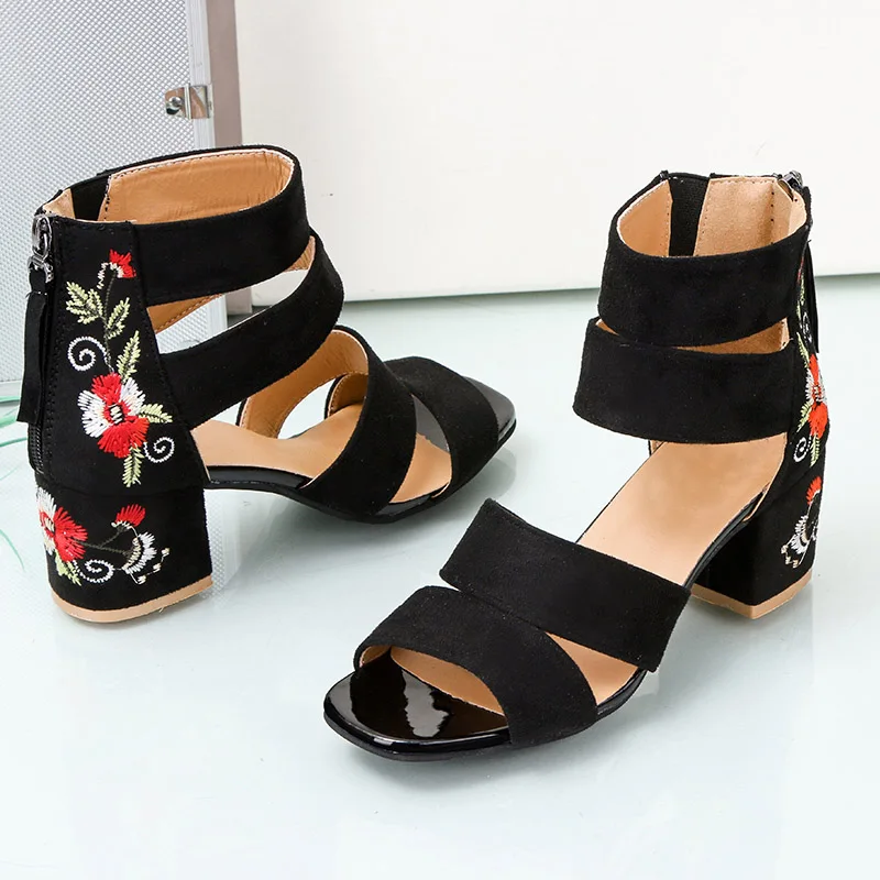 Lucyever/ г.; летние женские босоножки с вышивкой; туфли на высоком квадратном каблуке с цветами; повседневные женские сандалии-гладиаторы с пряжкой и ремешком - Цвет: Черный