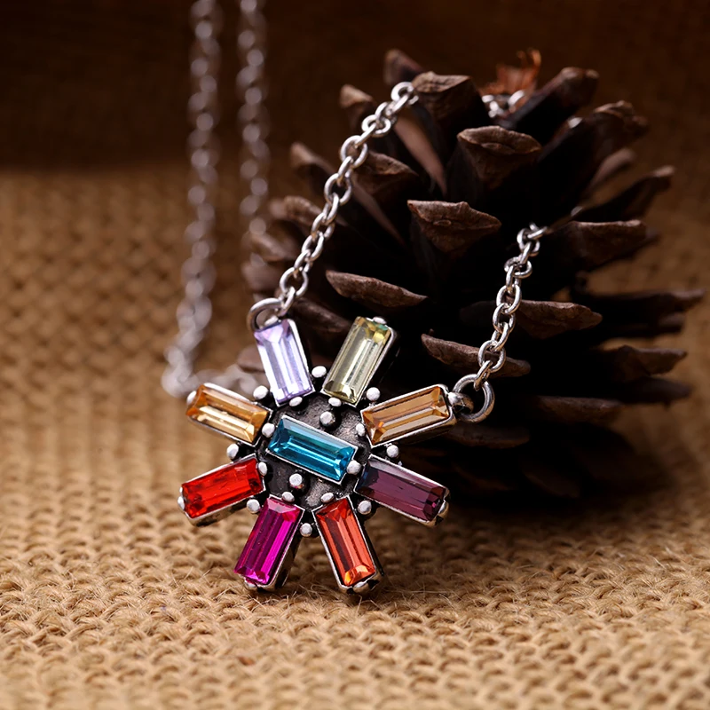 Baratos Collar Simple colorido colgante con flor de cristal 2019 Cadena de plata Collar corto de declaración para las mujeres accesorios de la joyería