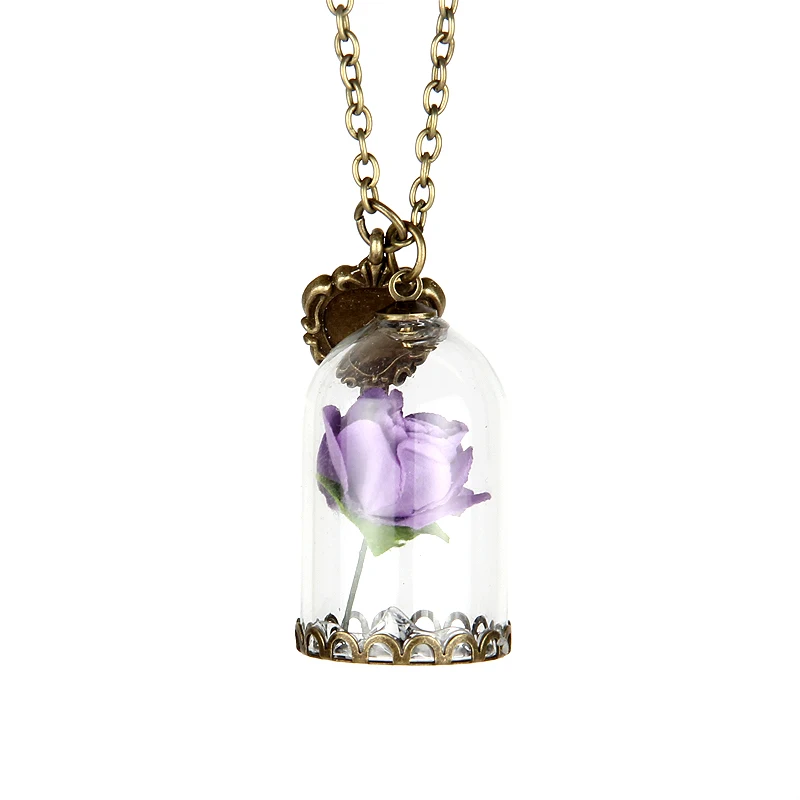 Collier rose sous cloche de différente couleur violet