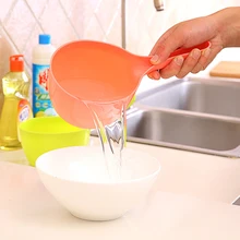 Творческий пластик воды совок Дома Ванная комната Кухня портативный утолщенной длинной ручкой Baby Shower бутылка для воды