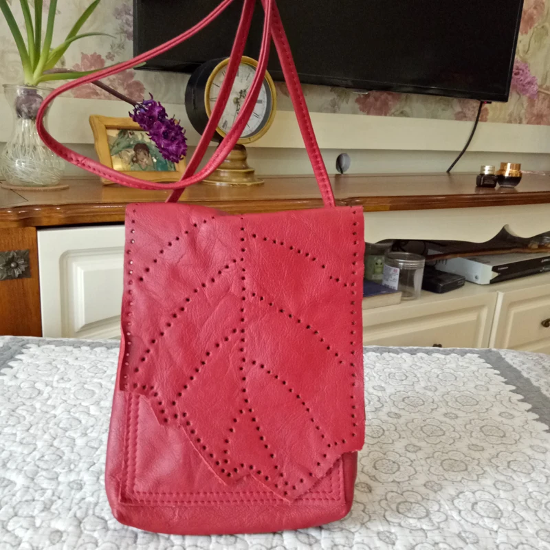 

Handmade Women Soft Genuine Leather Bag Hollow Out National Leaf Shape Cover Vintage Small Messenger Bags Summer Phone Bag