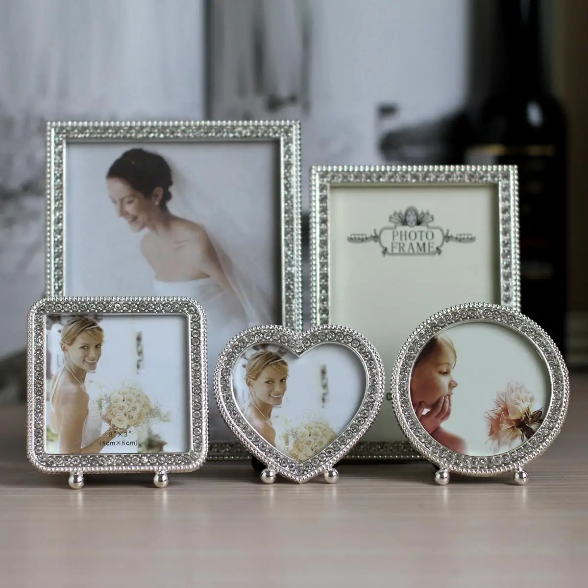 

Hot Selling Silver Metal Photo Frame with Diamond-encrusted Pendulum Platform Flocked Back Panel for Birthday Present Ornaments