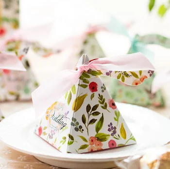 

50 Pcs Floral Rabbit Triangular Pyramid Wedding Favors Candy Boxes Bomboniera Party Gift Box Chocolate Box With Ribbons & Tags