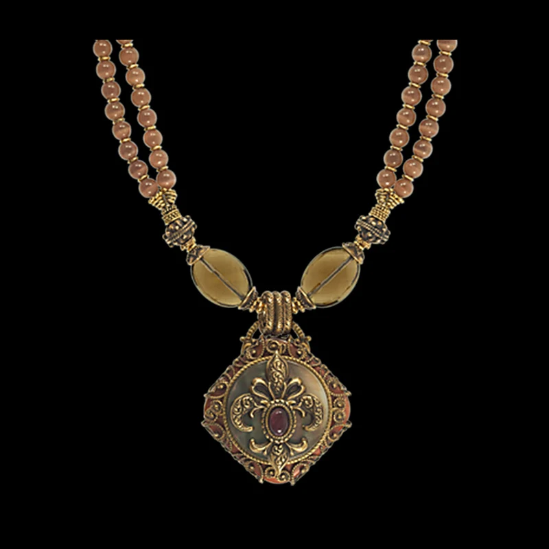 

Amorita boutique vintage Iris flower necklace