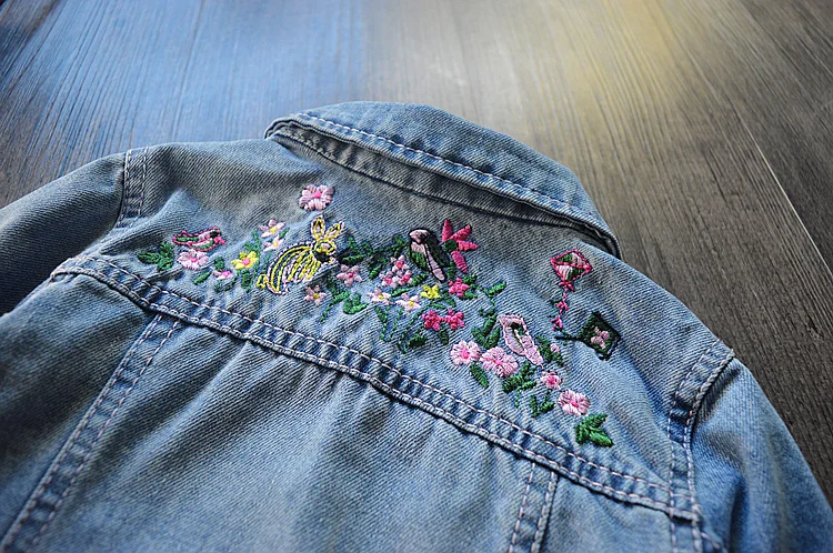 Осенние джинсовые куртки для девочек; пальто с вышитыми цветами; Ковбойское пальто с отворотом; джинсовая куртка для маленьких девочек; модная верхняя одежда с цветочным рисунком