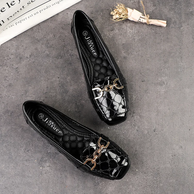 

2018 European fashion elegant women sandals Summer slip on beautiful sexy ladies flats casual patent leather women shoes