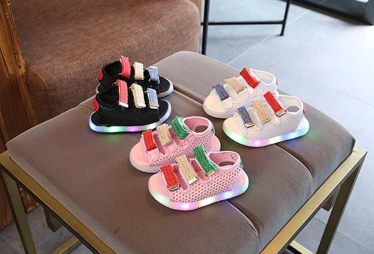 Детская светодиодный сандалии новые брендовые модные мягкие светящиеся Детские сандалии, обувь для мальчиков и девочек; обувь на плоской подошве для маленьких светодиодный светящееся освещение кроссовки
