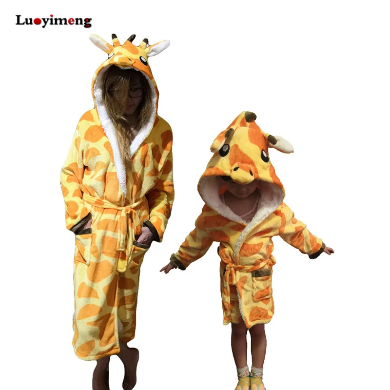 Детские фланелевые халаты с рисунком единорога для мальчиков и девочек, банные халаты с капюшоном и вышивкой в виде животных, банный халат с длинными рукавами для маленьких мальчиков, детская одежда - Цвет: giraffe