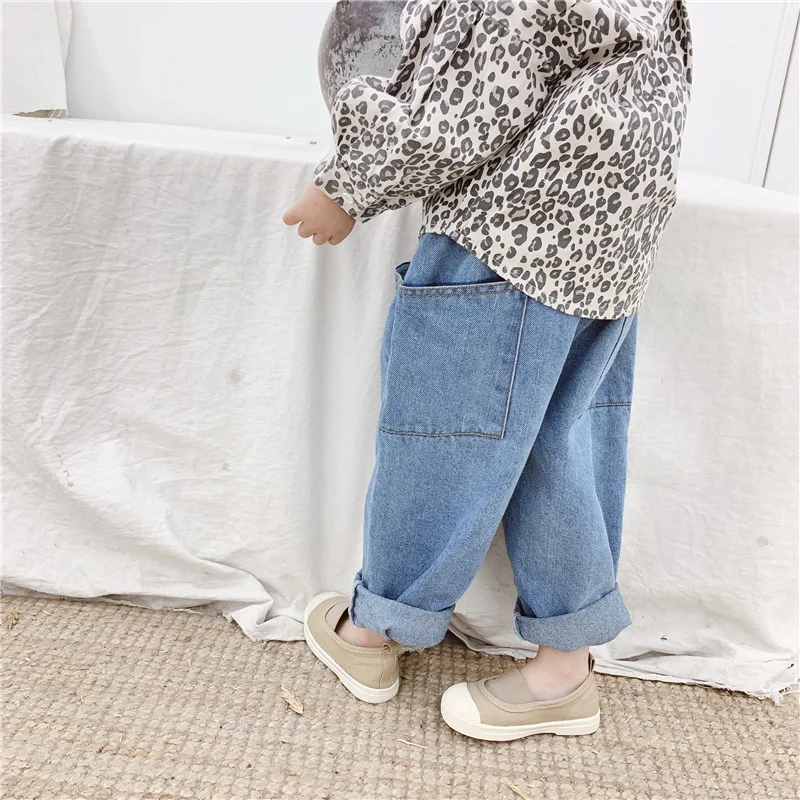 Осенние модные джинсы с большими карманами для маленьких девочек Детские универсальные Свободные повседневные джинсовые штаны От 1 до 5 лет