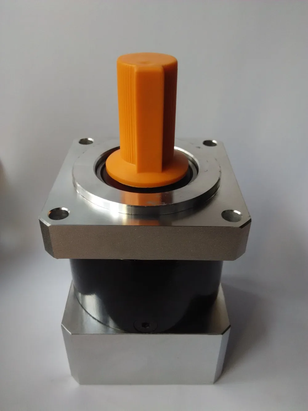 Планетарные коробки передач 3 x PLF60 standard precision10:1 и PLF80 стандартные прецизионные 5:1