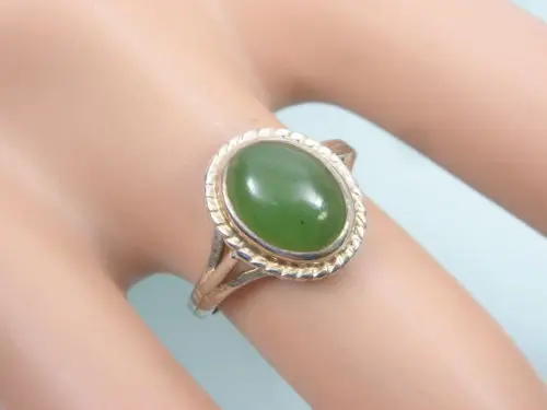 

11570 GOOD LOOKING VINTAGE HALLMARKED STERLING SILVER GREEN NEPHRITE JADE RING