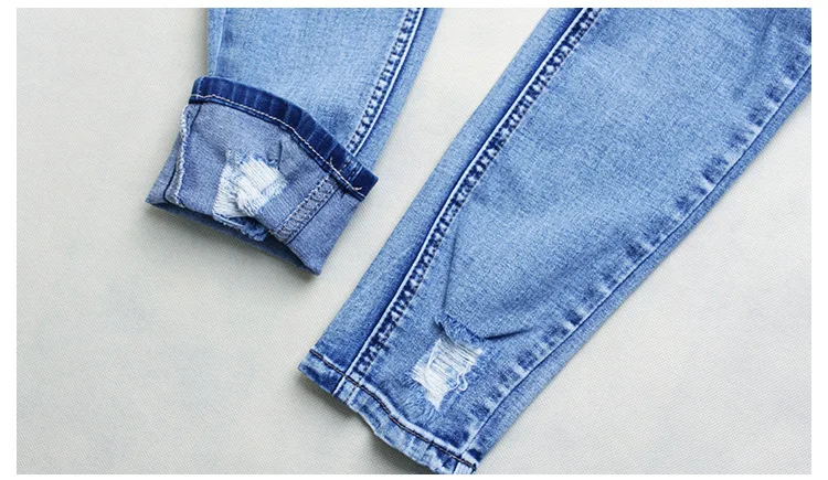 Джинсы бойфренда для женщин поцарапанные модные летние потертые джинсы средней длины растягивающиеся обтягивающие джинсы стираного синего цвета