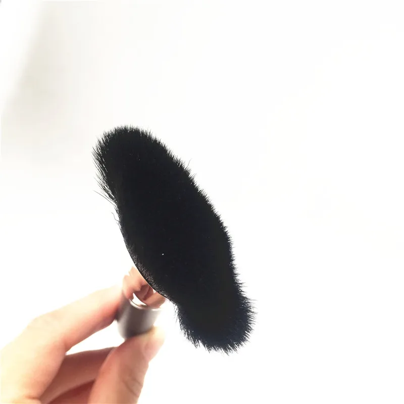 MAC 141S Synthetic Face Fan Brush _ 3