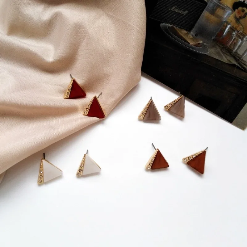 

Simple Creative Resin Triangle Small Stud Earrings for Women Girl's Accessories Fashion Temperament Rhinestones Jewelry Ear Clip