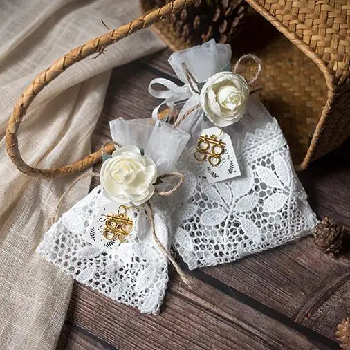

20Pcs European White Lace Wedding Favors Candy Bags Box Party Supplies Chocolate Gift Bag Sachet Bomboniera + Artificial Flower