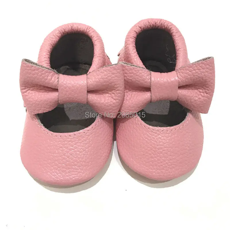 Новейшие лук Стиль Пояса из натуральной кожи для маленьких девочек Обувь мокасины ручной работы мягкая подошва Обувь для младенцев летняя