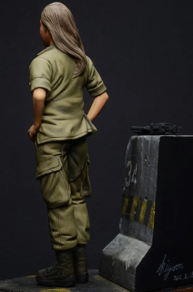 1/20 шкала 80 мм фигурка из смолы femanle soldier 80 мм(не содержит основание