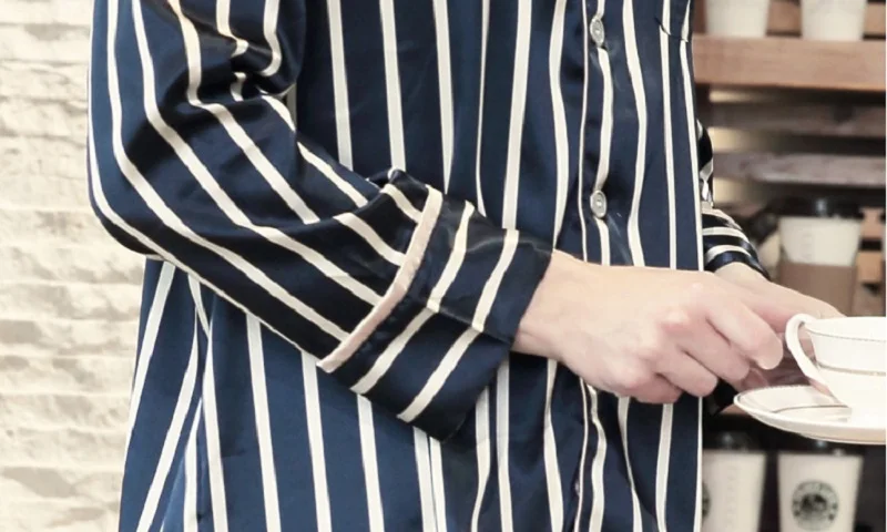 Роскошные шелка в полоску как короткий рукав пижамы Для мужчин сезон: весна–лето 2 шт. Пижама Атлас мужской Loungewear длинные сна Брюки для