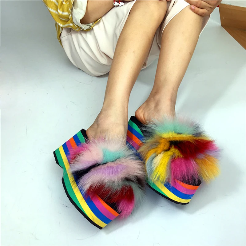 Летние разноцветные тапочки на платформе с натуральным лисьим мехом; женская обувь на танкетке С Разноцветными полосками и натуральным мехом для отдыха