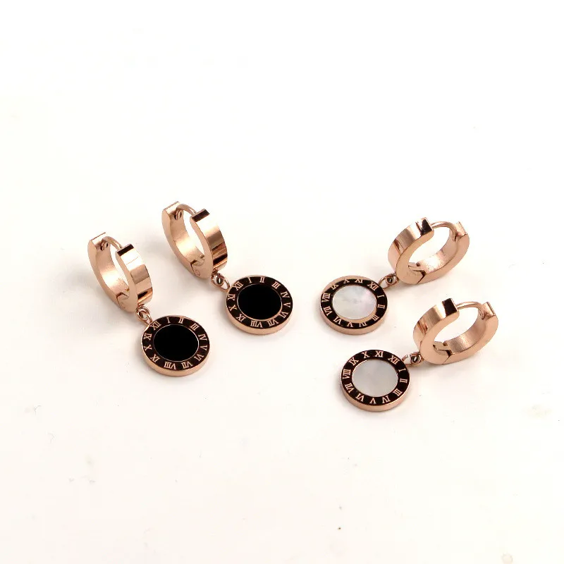 

Brincos 2019 White Shell Black Ceramics Roman Numerals Letter Mark Round Earrings For Women Party Jewelry